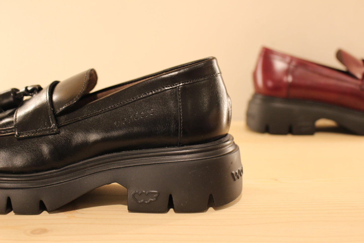 Mocassin cuir rouge ou noir avec pompons WONDERS