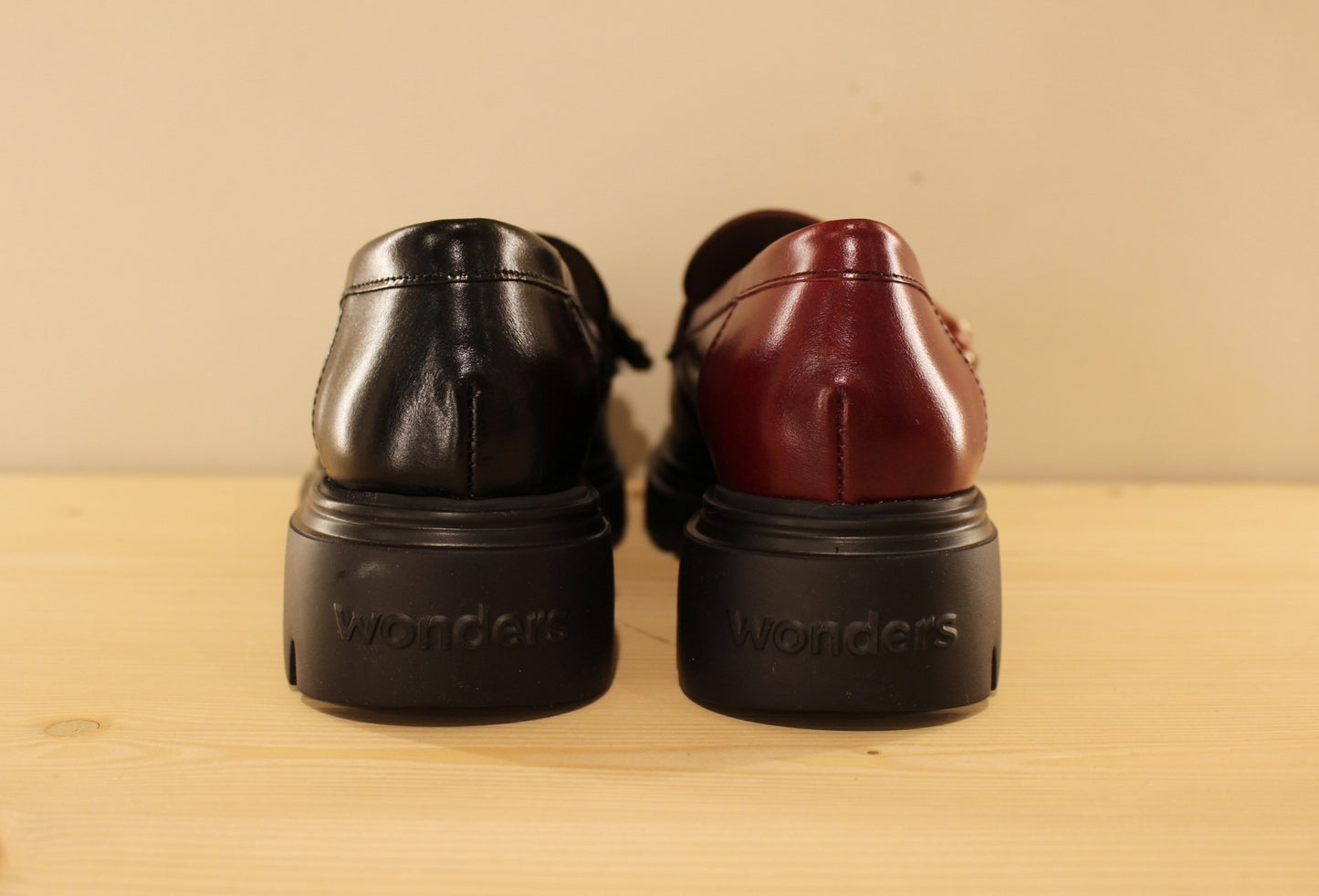 Mocassin cuir rouge ou noir avec pompons WONDERS