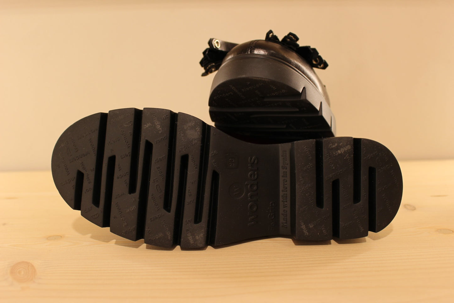 Mocassin cuir rouge ou noir avec pompons WONDERS