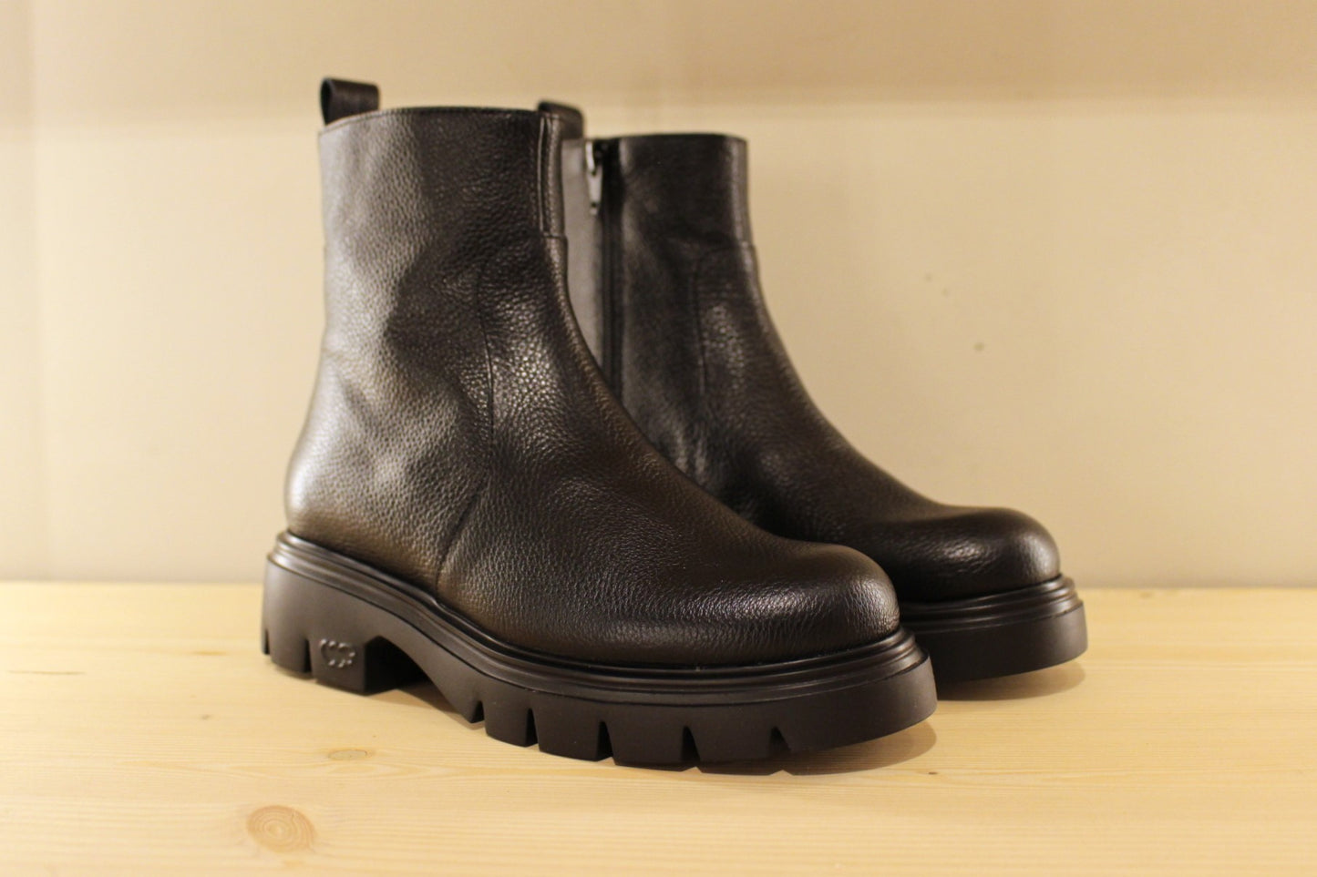 Bottines cuir noir et zip interne semelle extra légère et adhérente WONDERS
