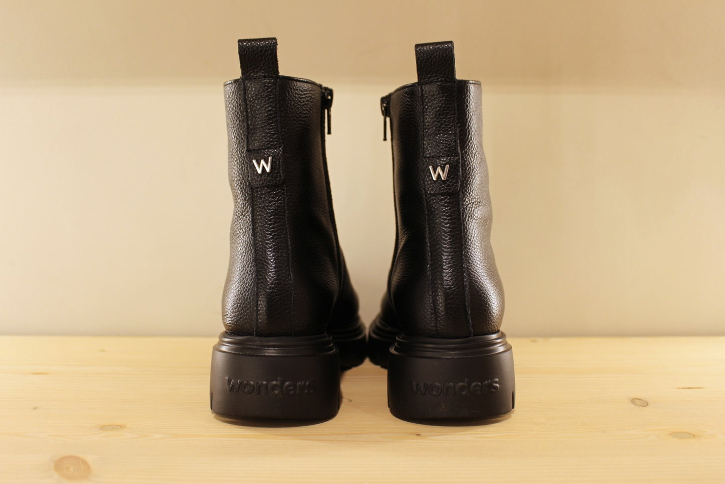Bottines cuir noir et zip interne semelle extra légère et adhérente WONDERS