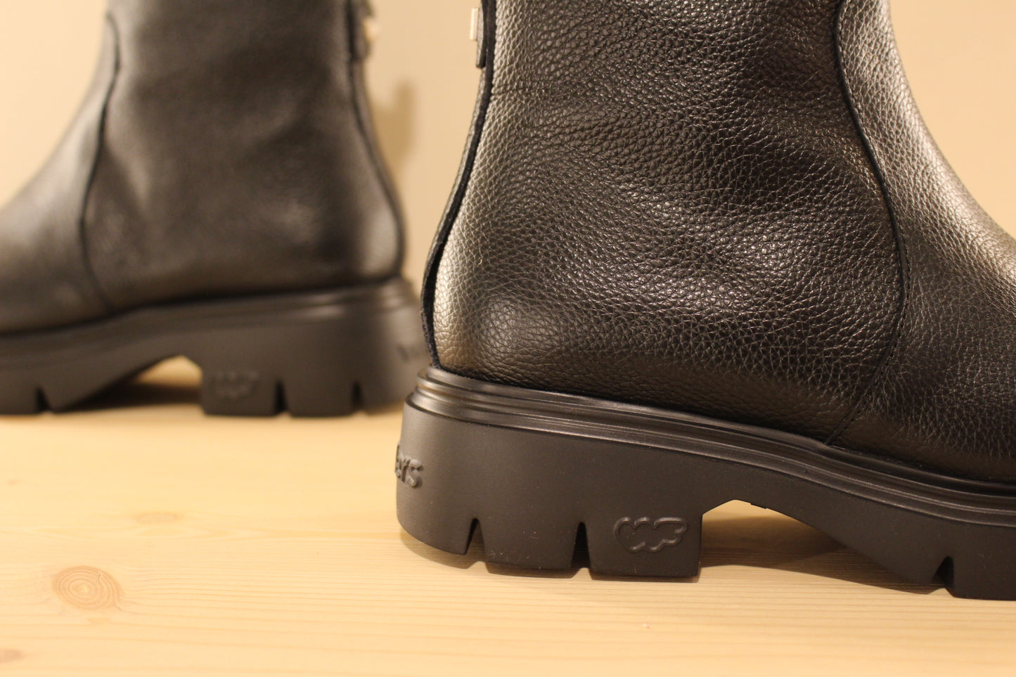 Bottines cuir noir et zip interne semelle extra légère et adhérente WONDERS