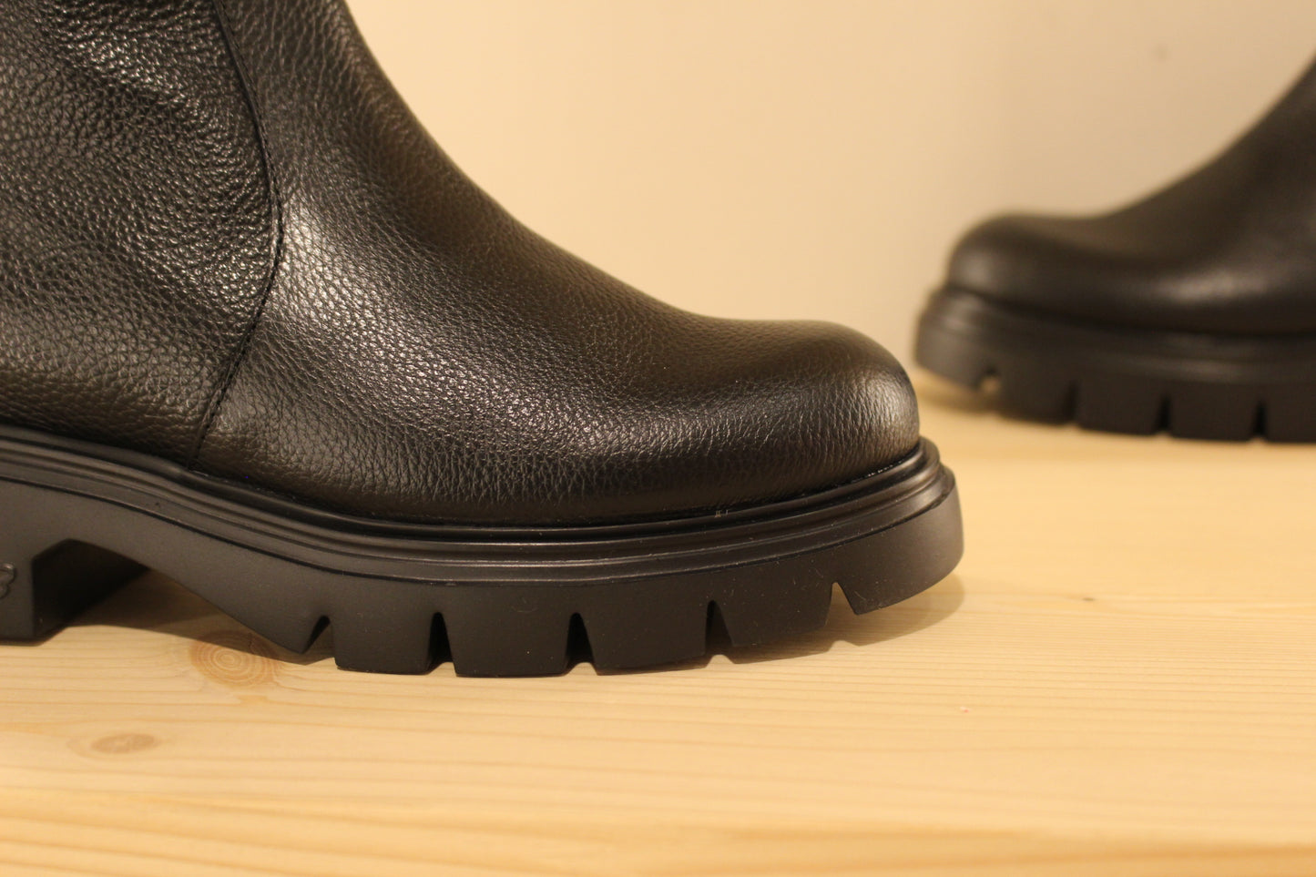 Bottines cuir noir et zip interne semelle extra légère et adhérente WONDERS