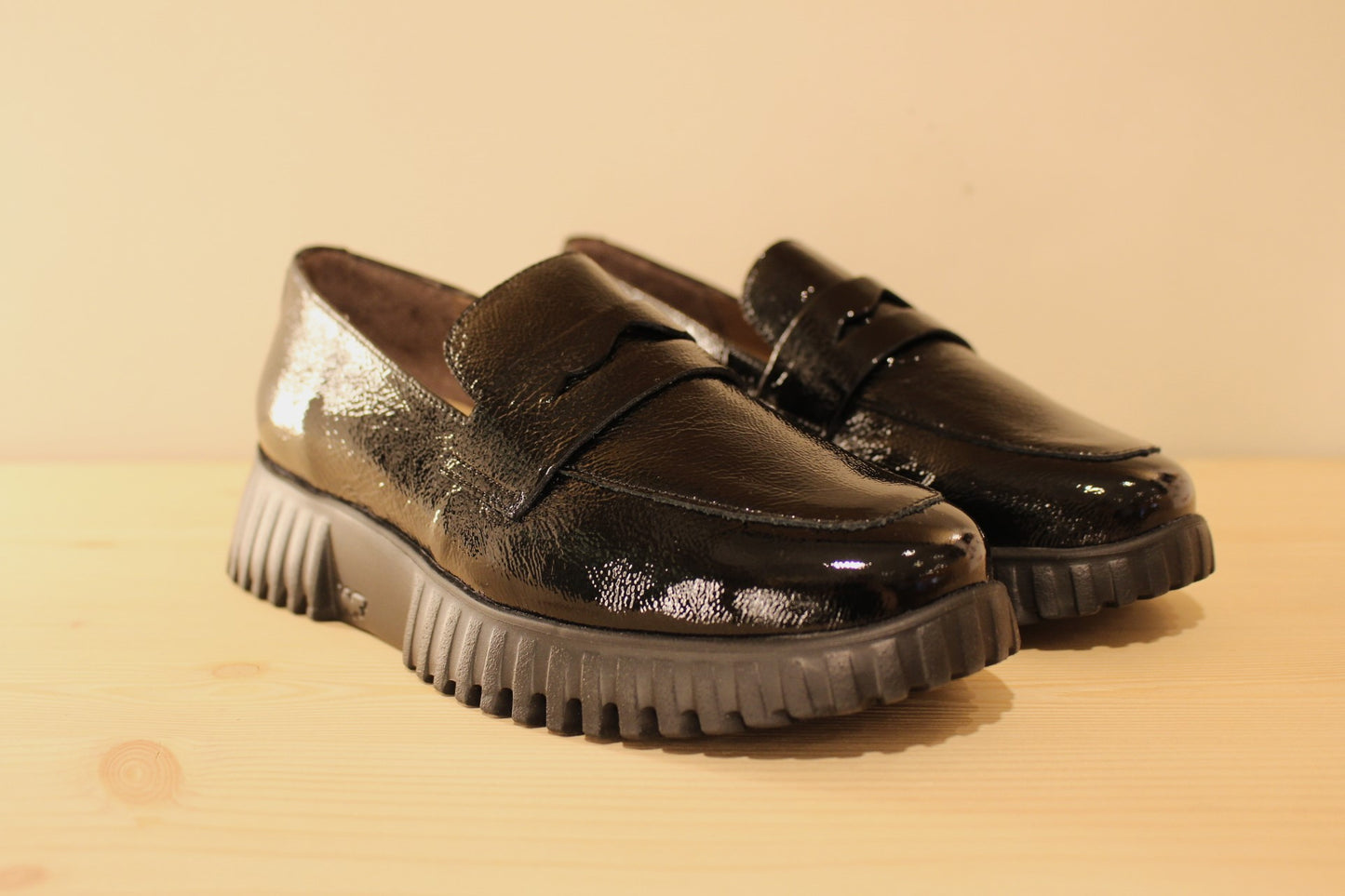 Mocassins en cuir vernis noir avec semelles amovibles WONDERS