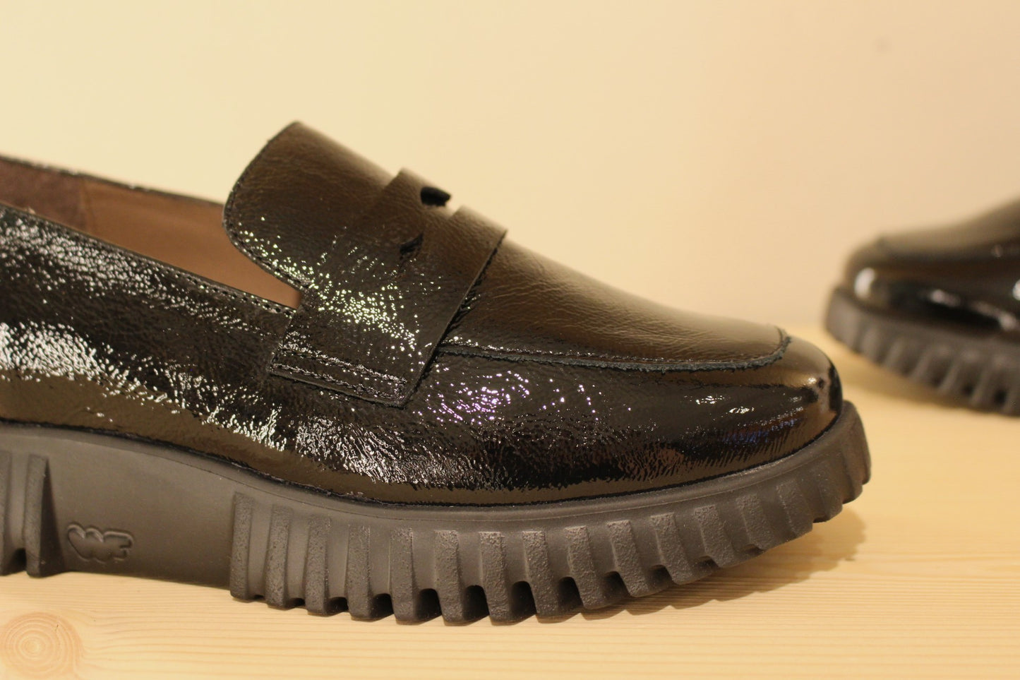 Mocassins en cuir vernis noir avec semelles amovibles WONDERS