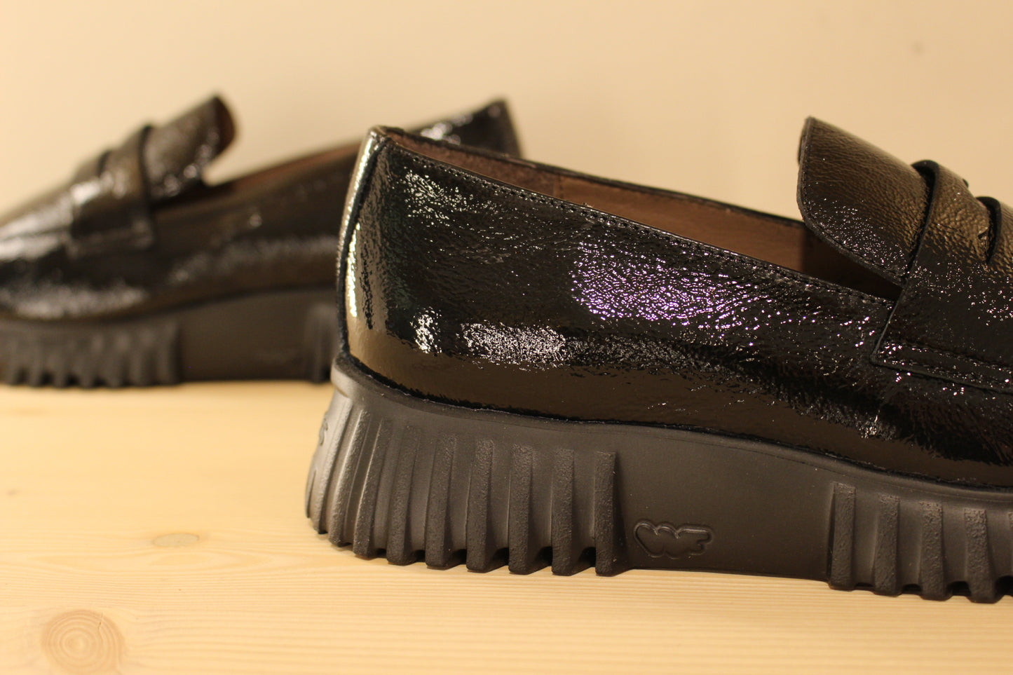 Mocassins en cuir vernis noir avec semelles amovibles WONDERS