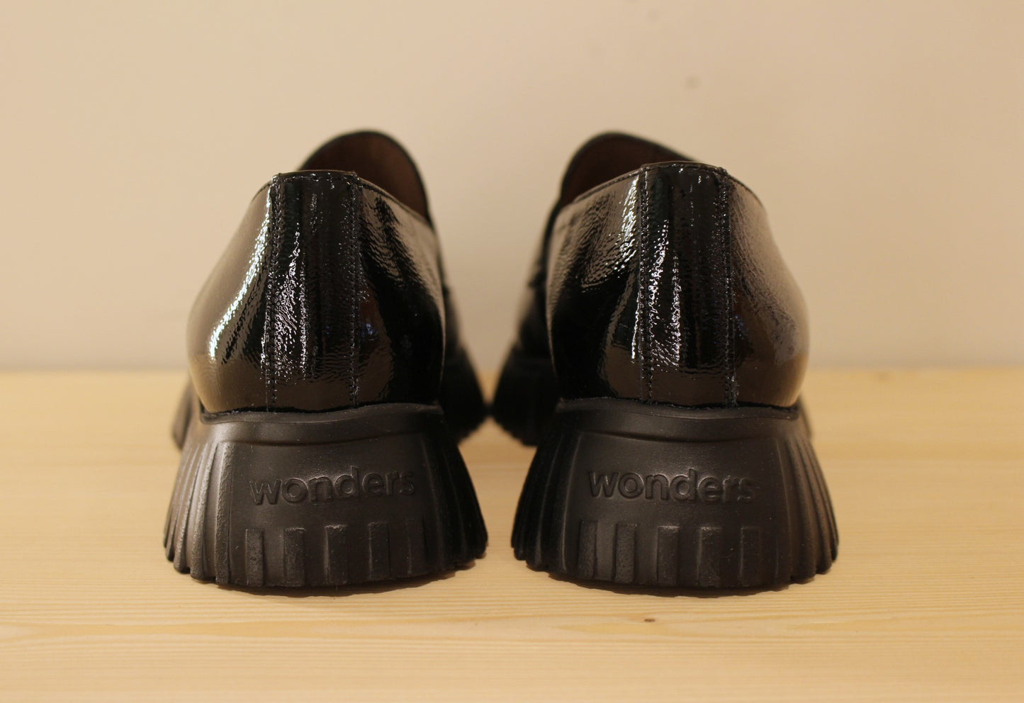 Mocassins en cuir vernis noir avec semelles amovibles WONDERS