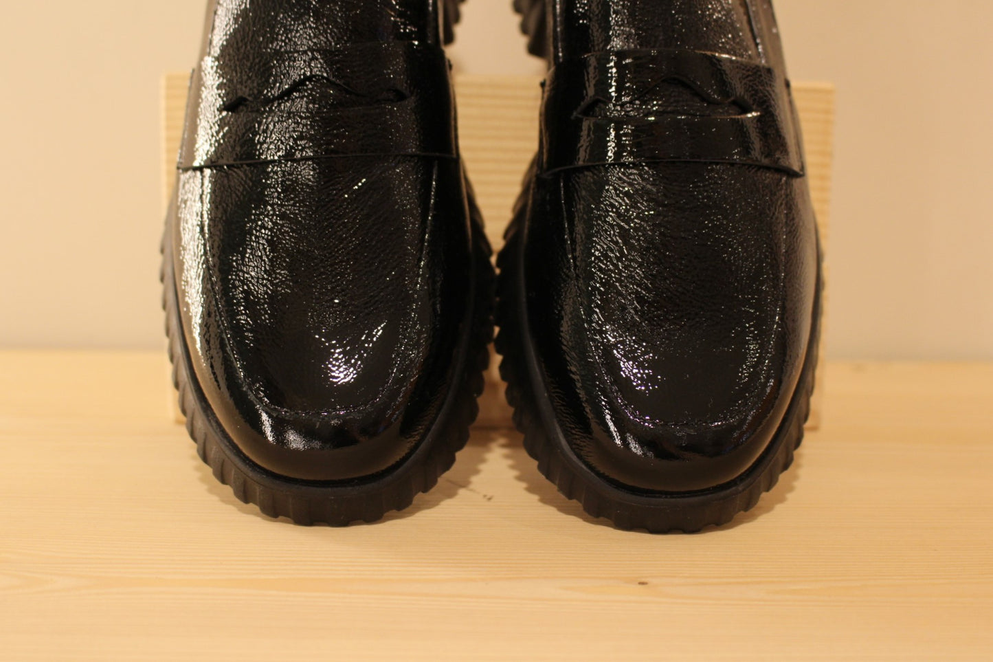 Mocassins en cuir vernis noir avec semelles amovibles WONDERS