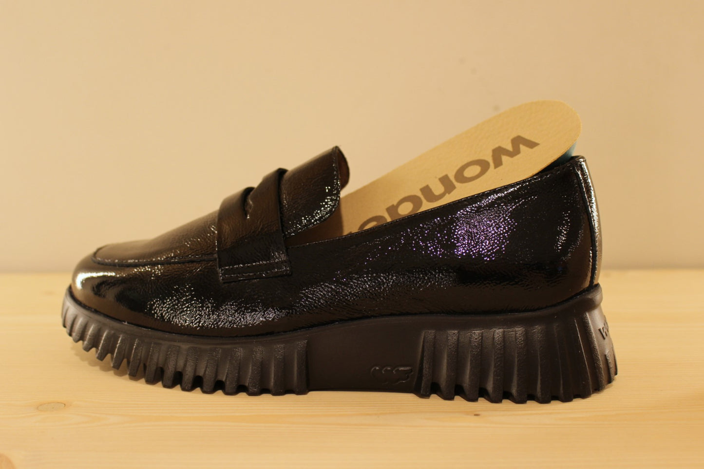Mocassins en cuir vernis noir avec semelles amovibles WONDERS