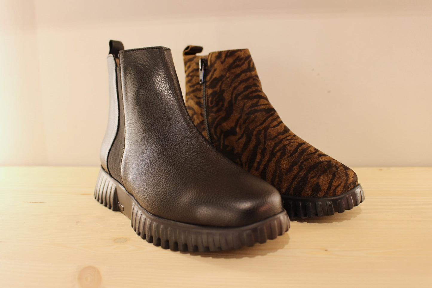 Bottines cuir noir ou imprimé animal avec zip et semelle amovible WONDERS