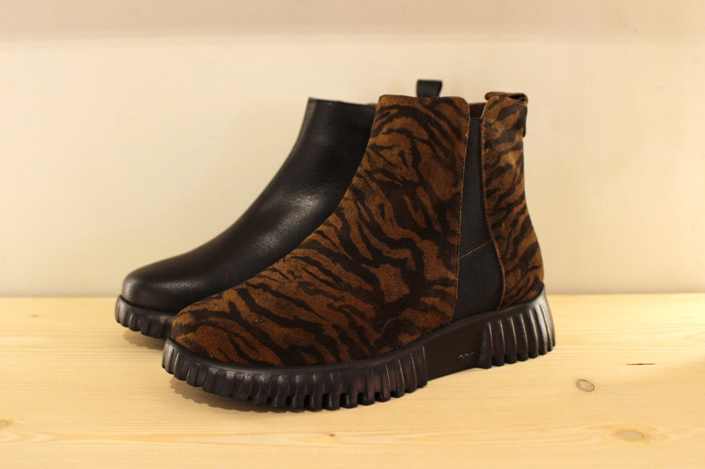 Bottines cuir noir ou imprimé animal avec zip et semelle amovible WONDERS