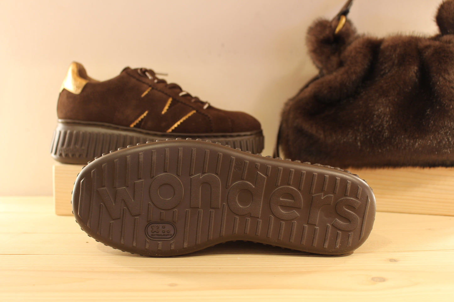 Baskets WONDERS en cuir velours de couleur chocolat. Touches de cuir métal sur les quartiers et à l'arrière. Serrage lacet élastiqués ton sur ton.