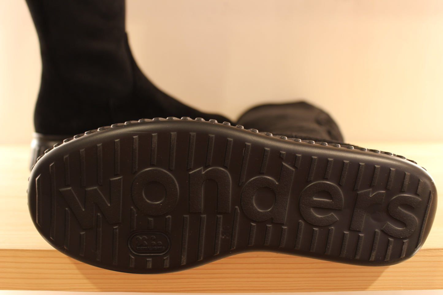 Bottes WONDERS en cuir velours de couleur noir. Stretch pour emboîter la jambe. Chaussures doublées cuir et semelle interne amovible et ergonomique
