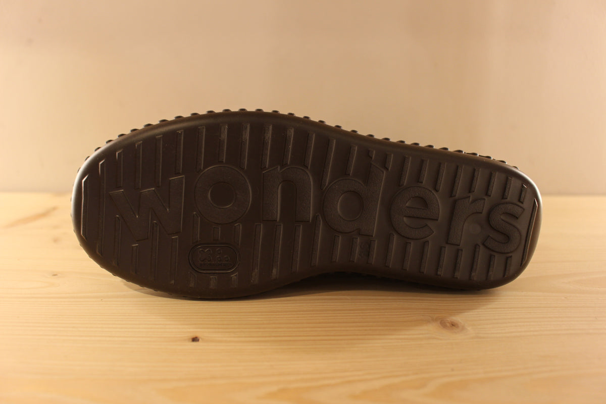 Bottines WONDERS en cuir velours de couleur chocolat avec le bout rapporté vernis ton sur ton et cuir grainé sur l'arrière. Stretch pour emboîter la jambe.