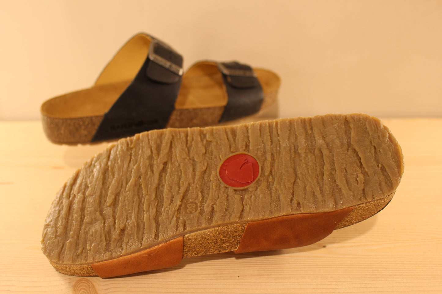 Chaussures HAFLINGER - Andrea Mule en cuir gras de couleur noir ou caramel. Serrage par deux boucles. Semelle interne anatomique