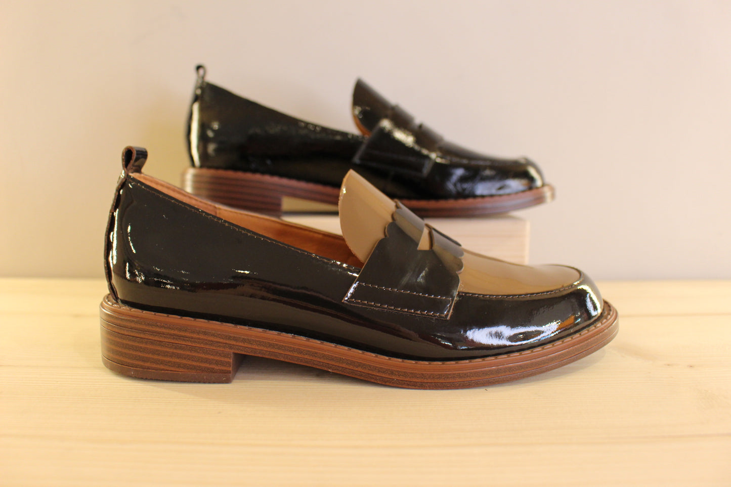 Mocassins femme en cuir vernis noir ou moka MAMZELLE
