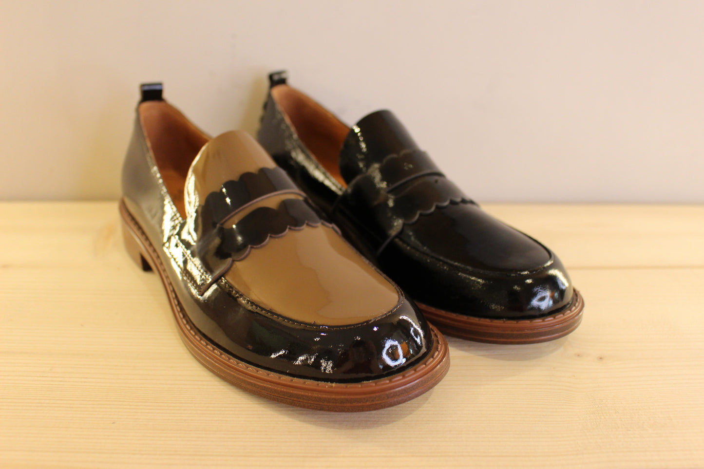 Mocassins femme en cuir vernis noir ou moka MAMZELLE