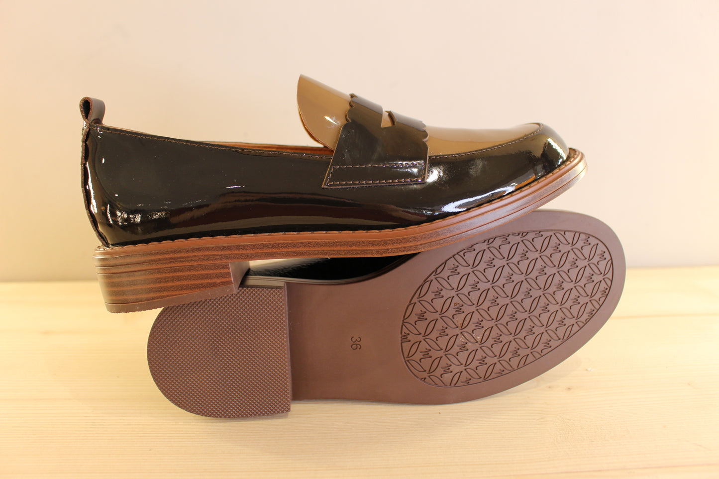 Mocassins femme en cuir vernis noir ou moka MAMZELLE
