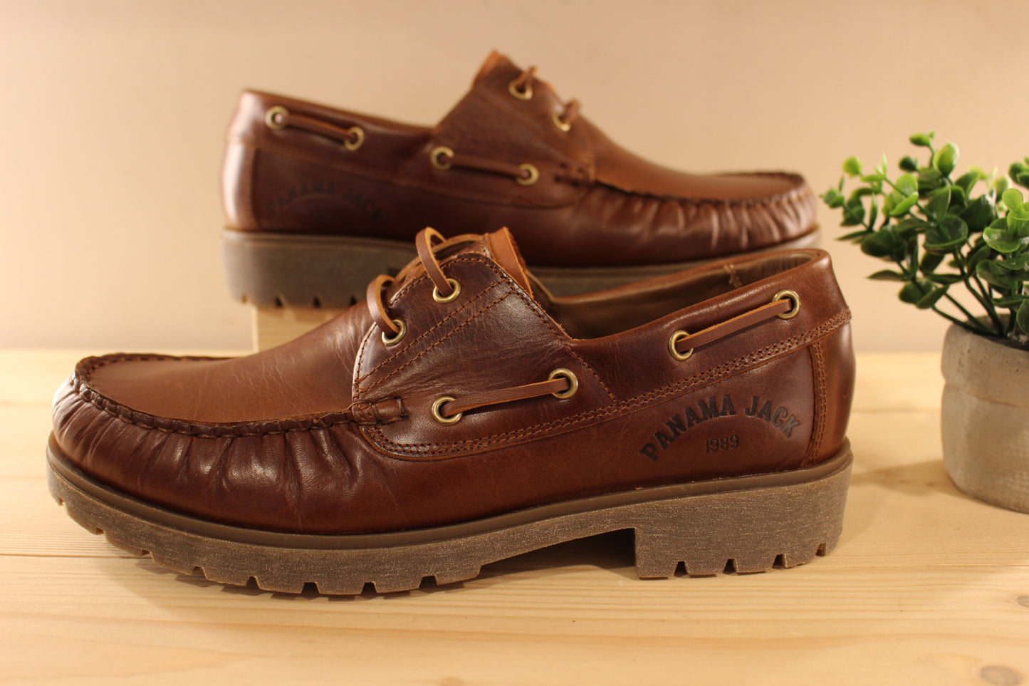 PANAMA JACK Fabrication espagnole. Chaussures bateau en cuir de couleur cognac. Serra lacet en cuir ton sur ton