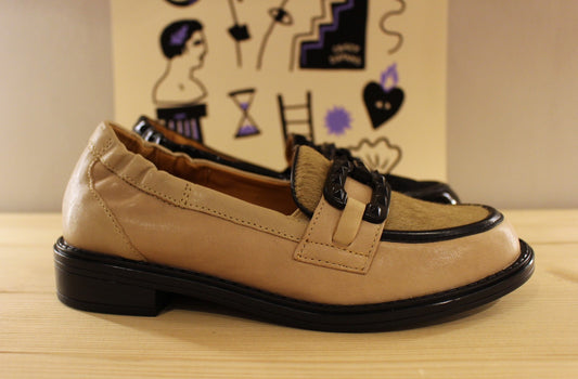 Mocassin cuir lisse créme et noir avec finition pony sur la claque MAMZELLE