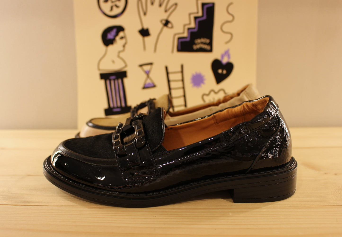 Mocassin cuir lisse créme et noir avec finition pony sur la claque MAMZELLE