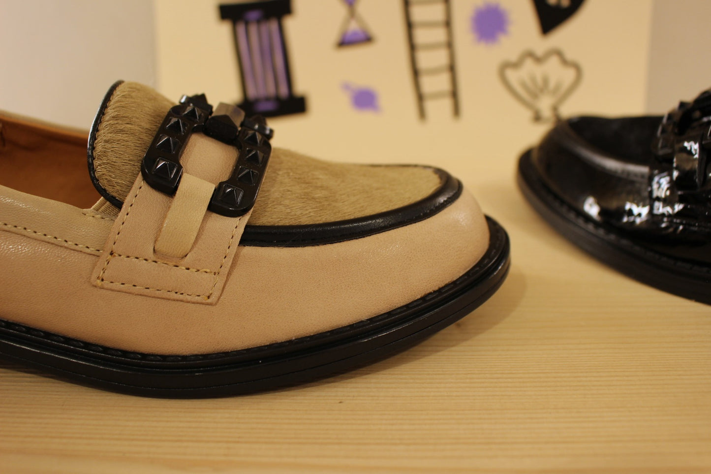 Mocassin cuir lisse créme et noir avec finition pony sur la claque MAMZELLE