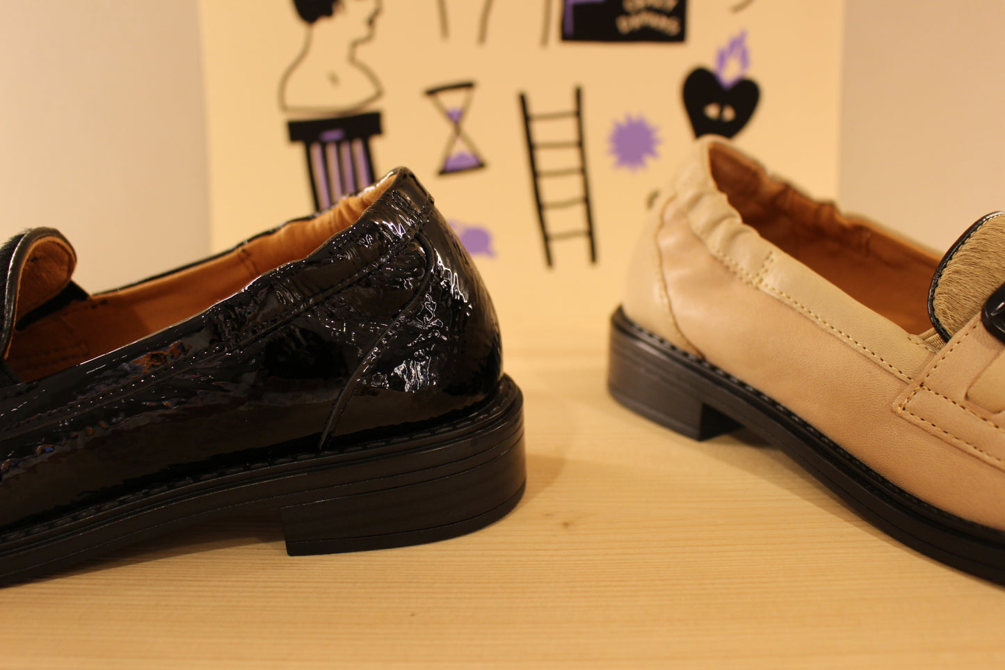 Mocassin cuir lisse créme et noir avec finition pony sur la claque MAMZELLE