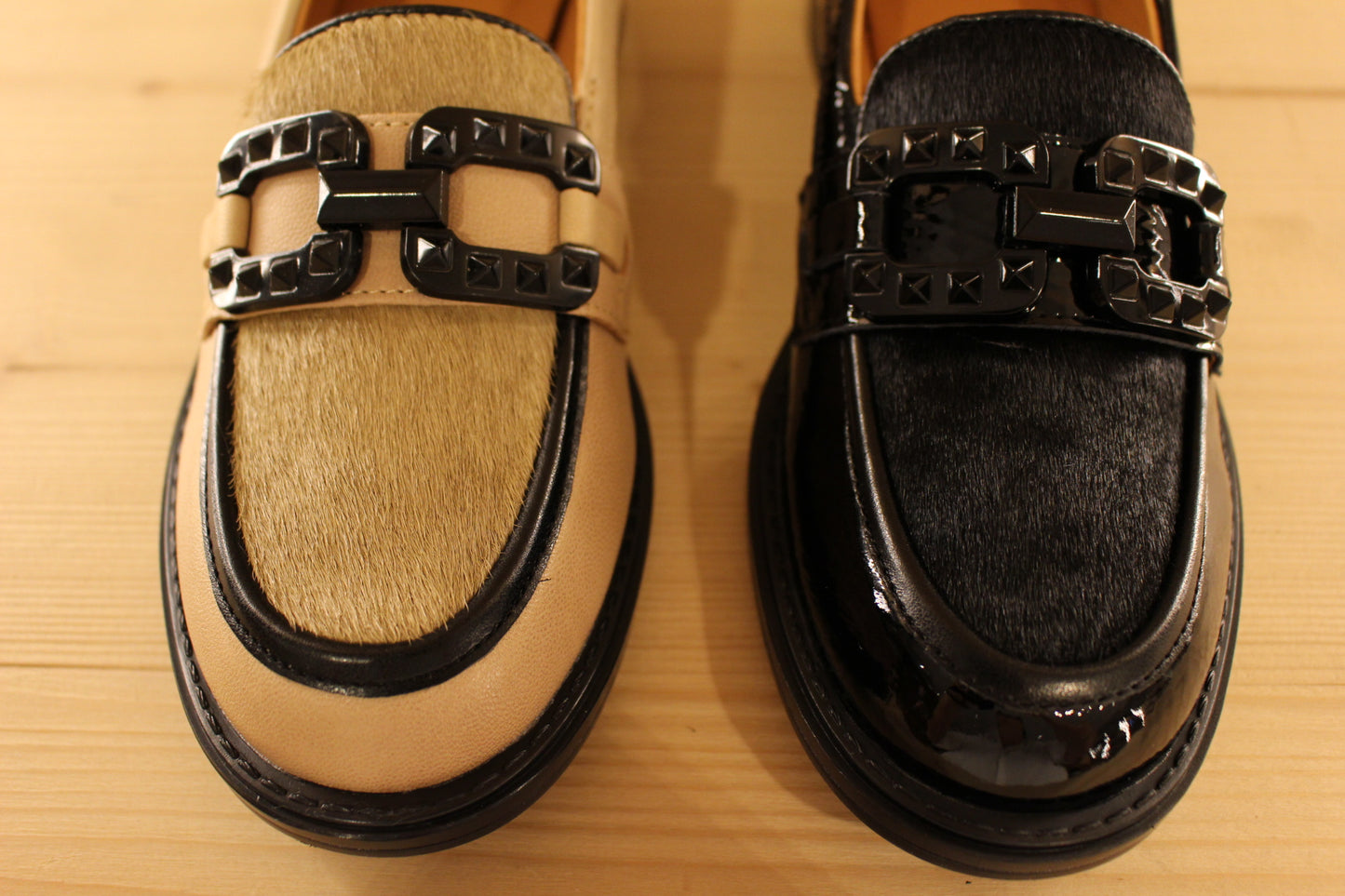 Mocassin cuir lisse créme et noir avec finition pony sur la claque MAMZELLE
