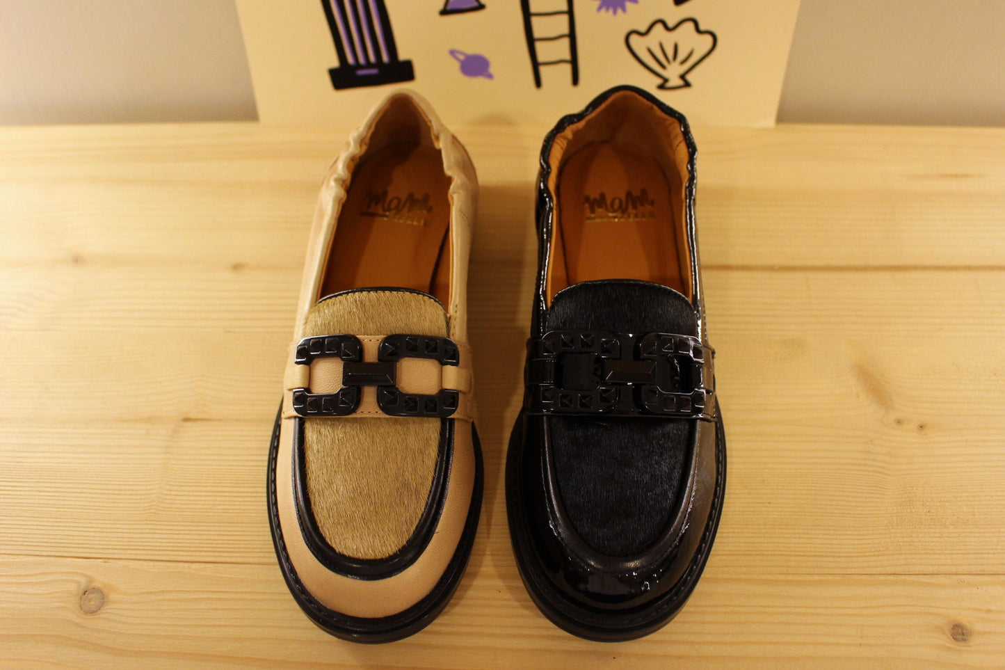 Mocassin cuir lisse créme et noir avec finition pony sur la claque MAMZELLE