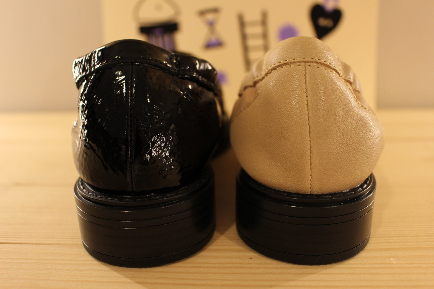 Mocassin cuir lisse créme et noir avec finition pony sur la claque MAMZELLE