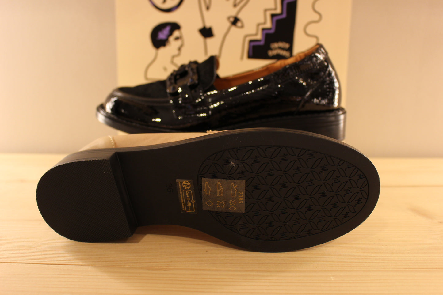 Mocassin cuir lisse créme et noir avec finition pony sur la claque MAMZELLE