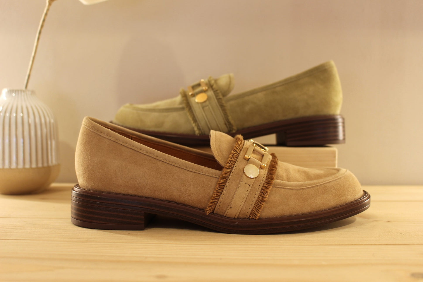 Mocassin en cuir velours de couleur sable ou de couleur kaki. Barette bijoux métallisés dorés et franges.