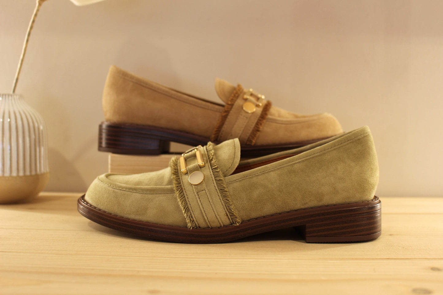 Mocassin en cuir velours de couleur sable ou de couleur kaki. Barette bijoux métallisés dorés et franges.