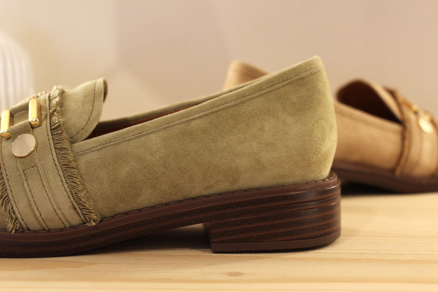 Mocassin en cuir velours de couleur sable ou de couleur kaki. Barette bijoux métallisés dorés et franges.