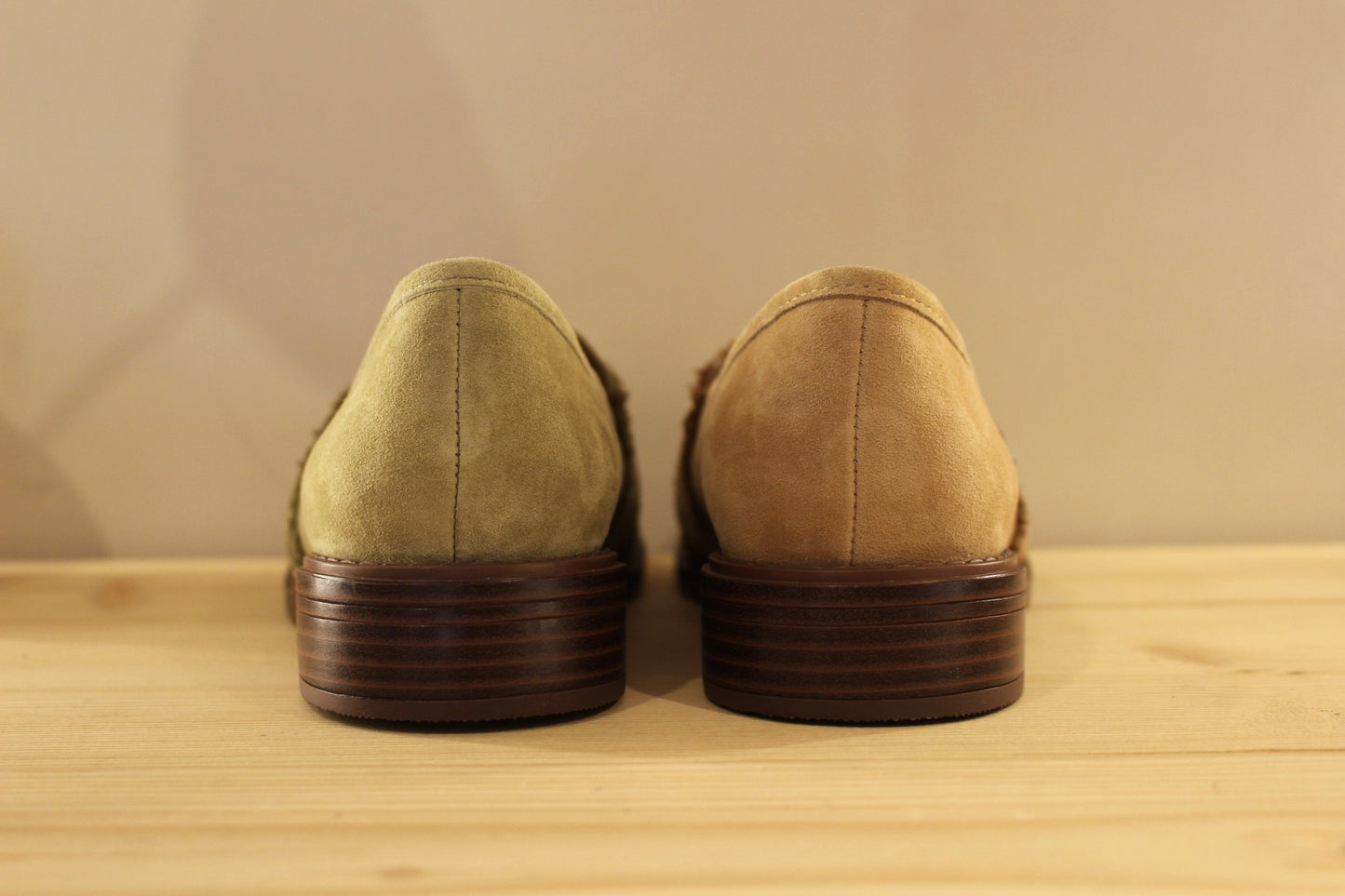 Mocassin en cuir velours de couleur sable ou de couleur kaki. Barette bijoux métallisés dorés et franges.