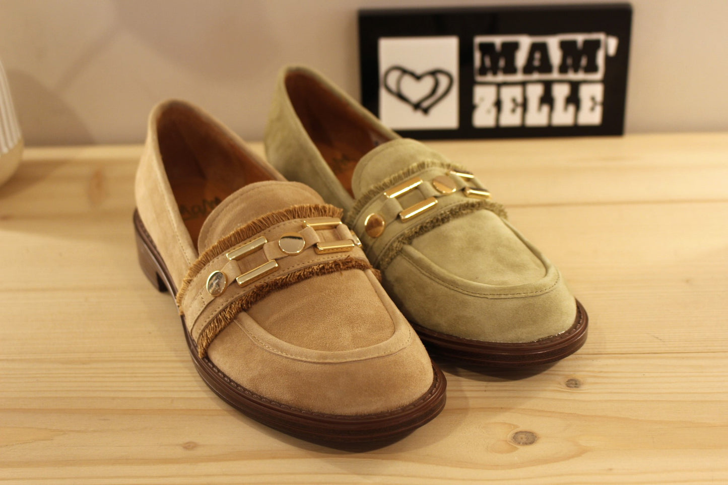 Mocassin en cuir velours de couleur sable ou de couleur kaki. Barette bijoux métallisés dorés et franges.