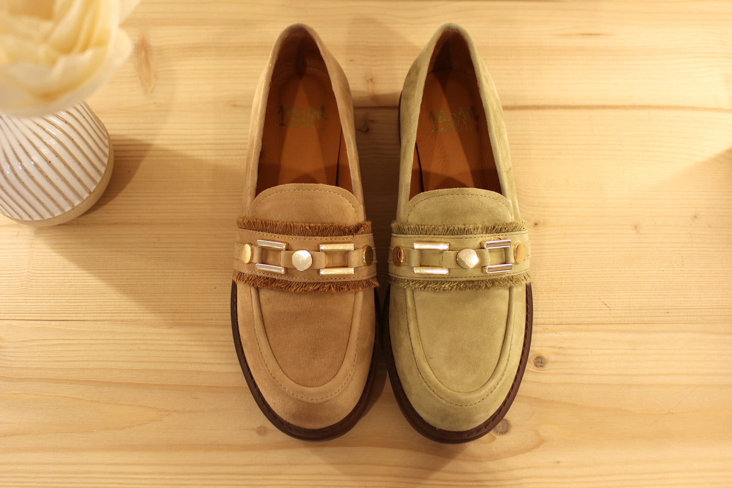 Mocassin en cuir velours de couleur sable ou de couleur kaki. Barette bijoux métallisés dorés et franges.