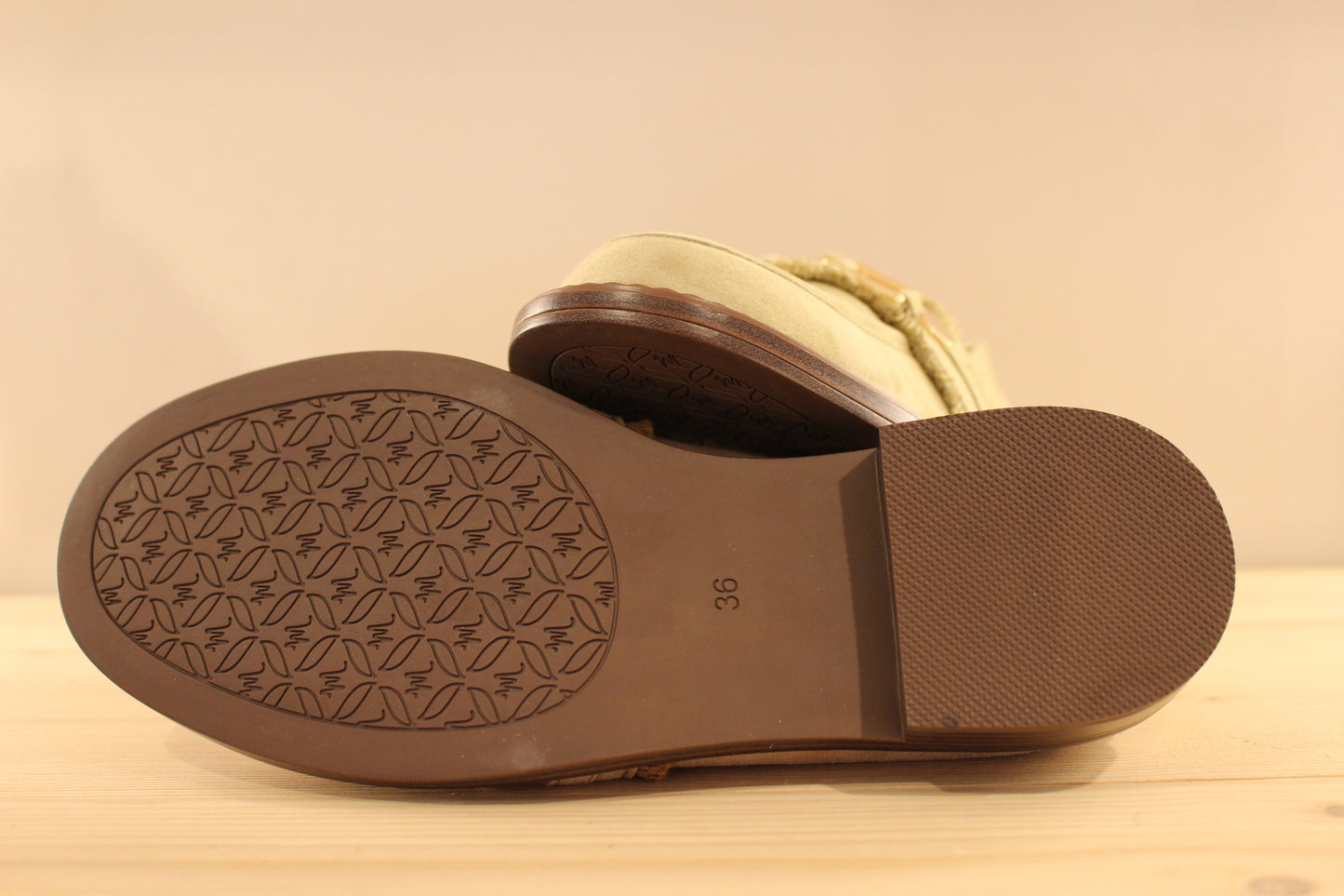 Mocassin en cuir velours de couleur sable ou de couleur kaki. Barette bijoux métallisés dorés et franges.