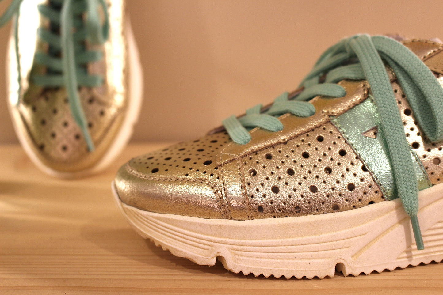 Sneaker cuir perforé et métallisé gold VADDIA semelle amovible