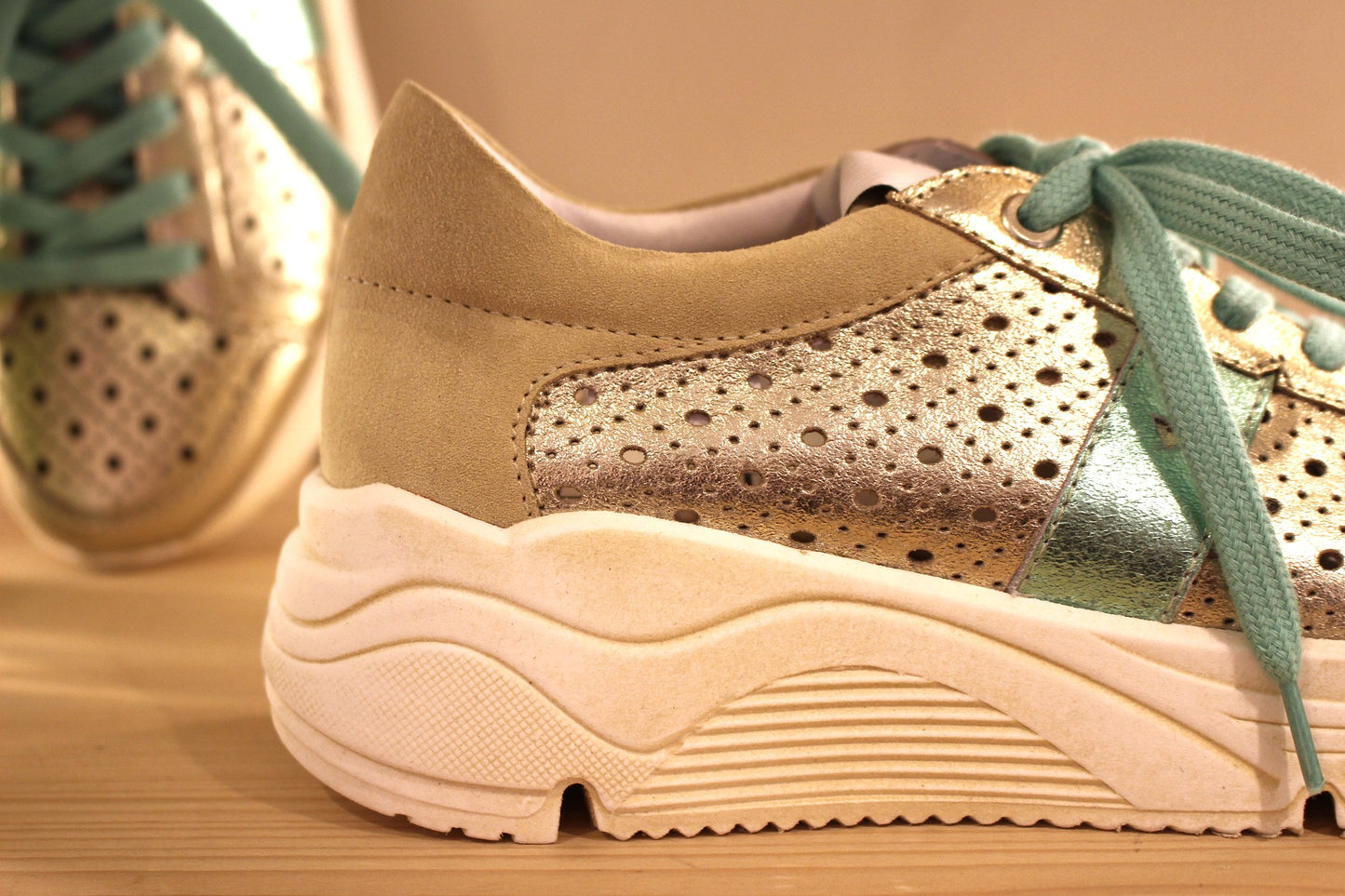 Sneaker cuir perforé et métallisé gold VADDIA semelle amovible
