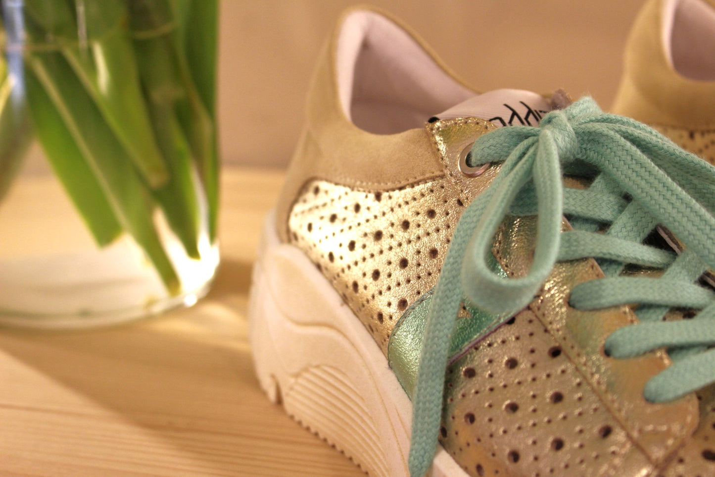 Sneaker cuir perforé et métallisé gold VADDIA semelle amovible
