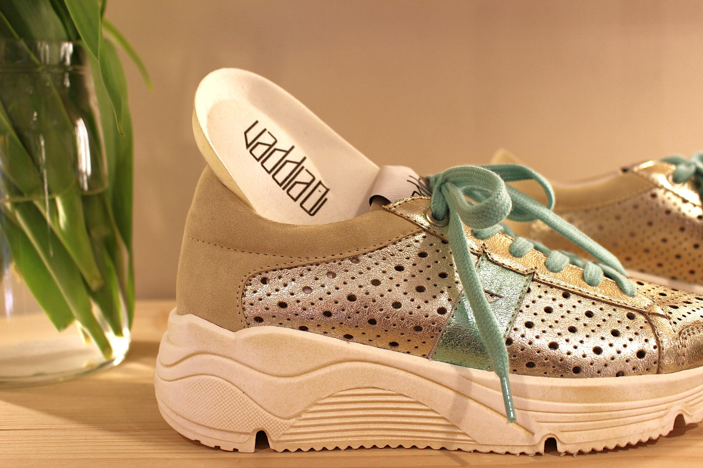 Sneaker cuir perforé et métallisé gold VADDIA semelle amovible