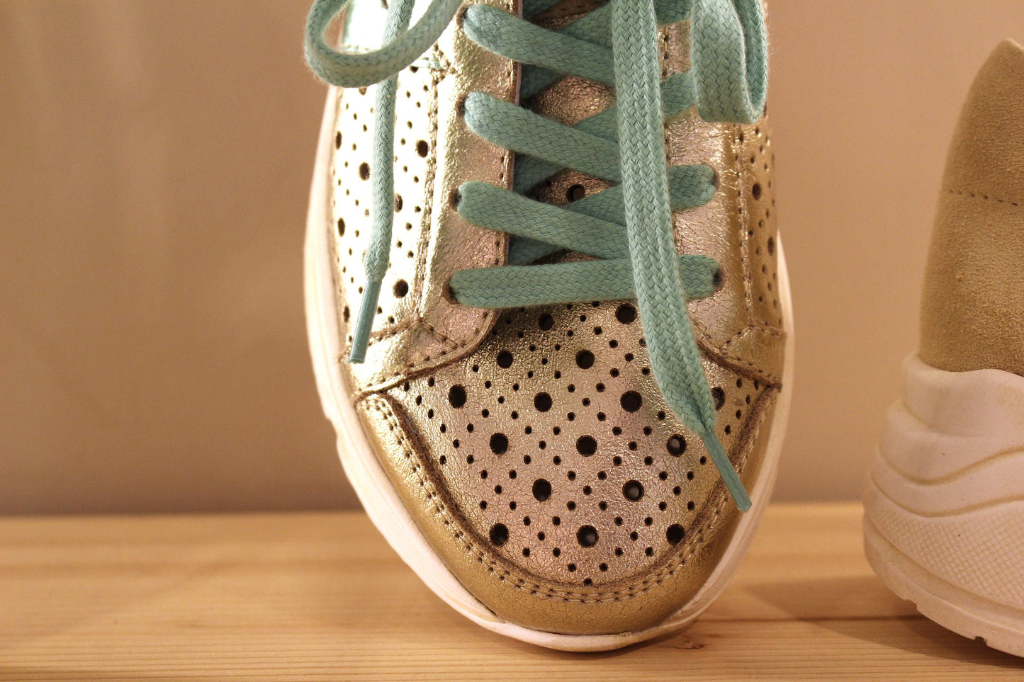Sneaker cuir perforé et métallisé gold VADDIA semelle amovible