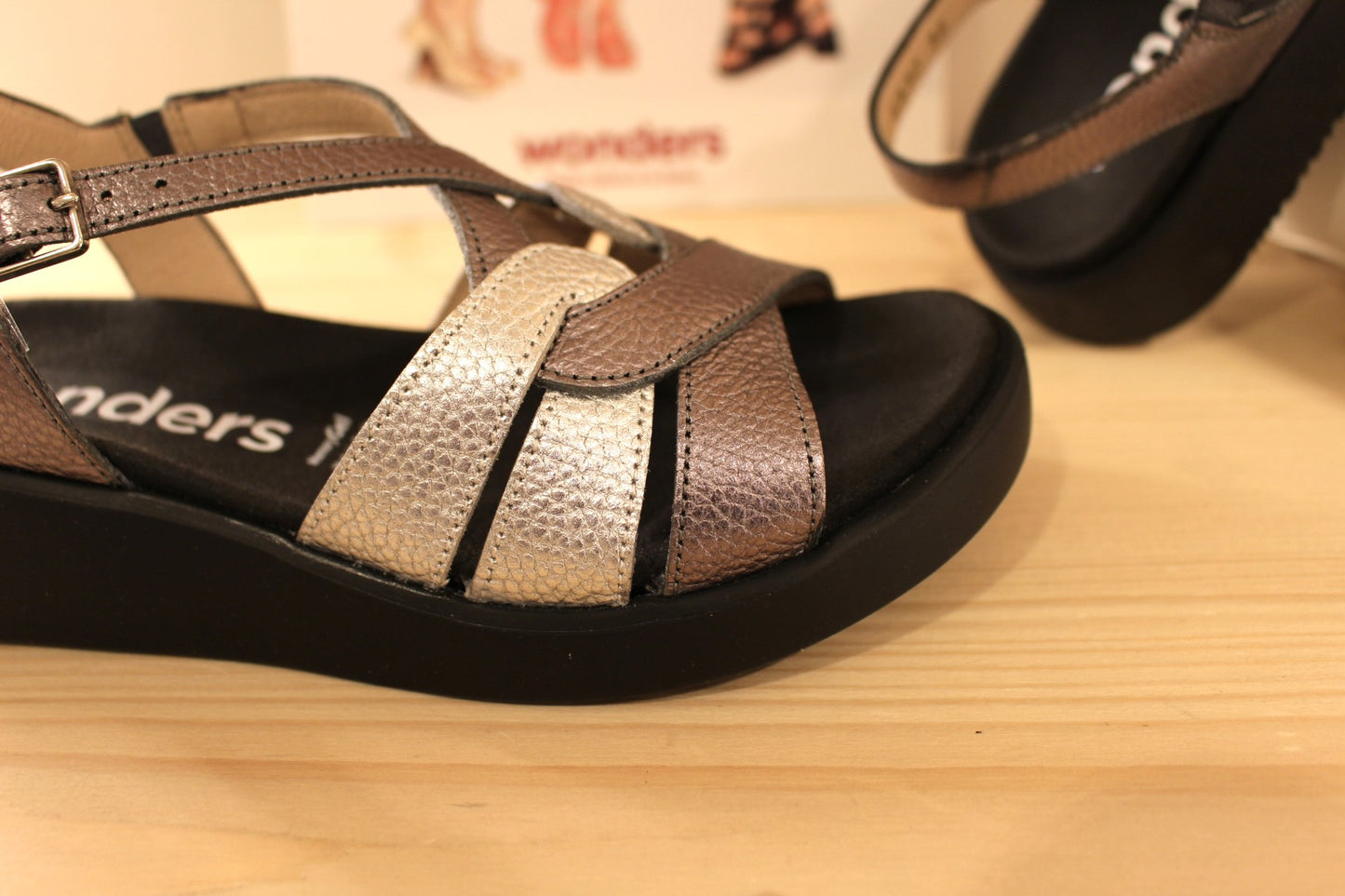 Sandale femme en cuir métallisé gris et argent à mémoire de forme WONDERS
