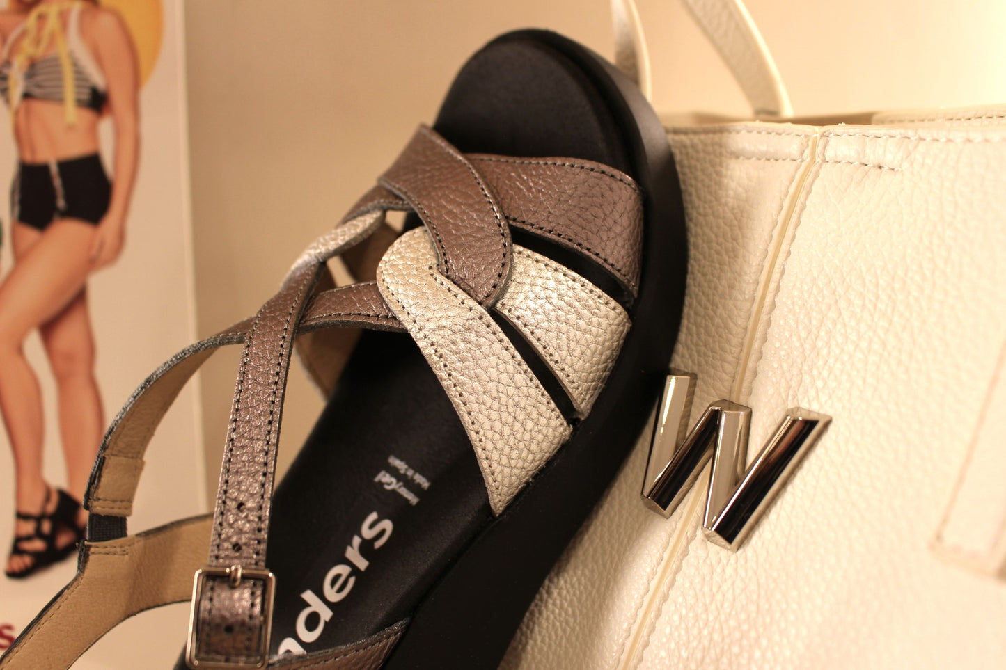 Sandale femme en cuir métallisé gris et argent à mémoire de forme WONDERS