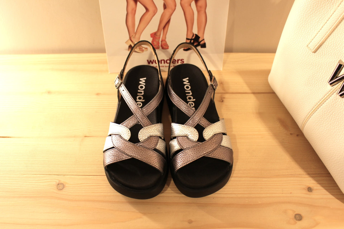 Sandale femme en cuir métallisé gris et argent à mémoire de forme WONDERS