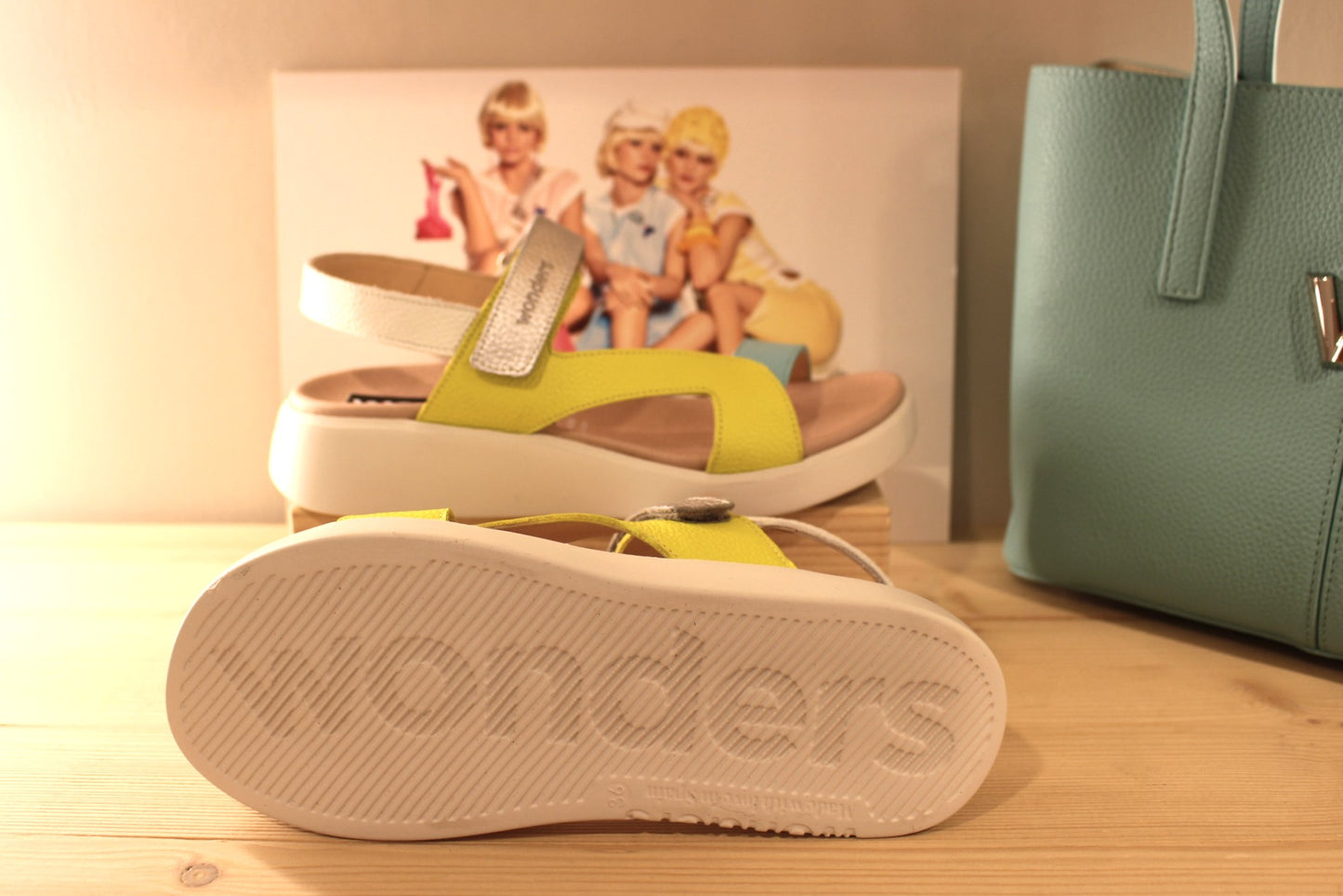 Sandale femme en cuir bleu vert et métal argent à mémoire de forme WONDERS