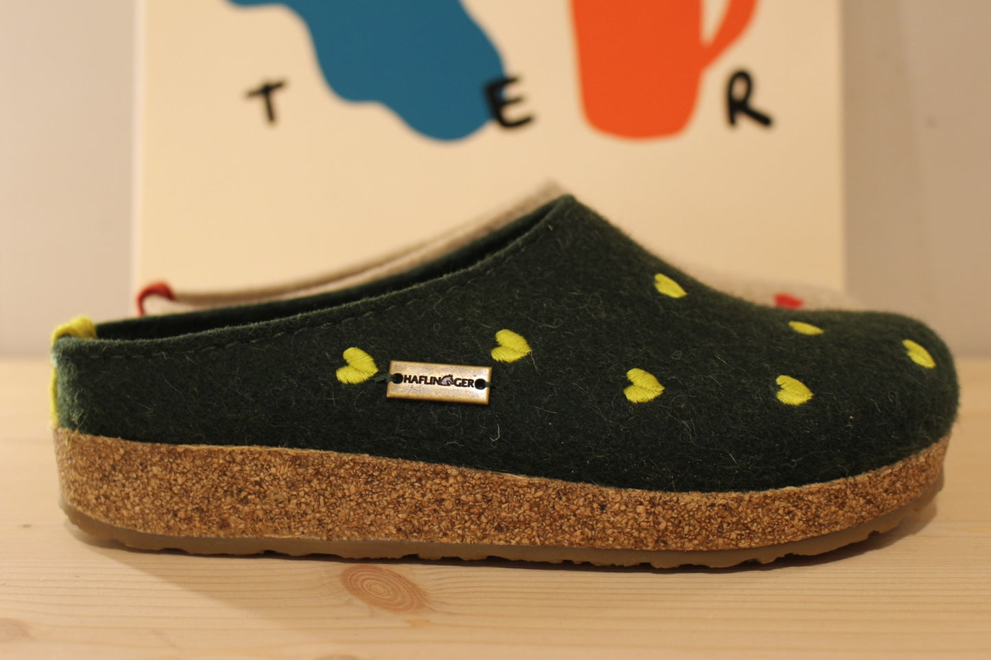 Chaussons haflinger, coupe sabot en pur laine de couleur beige avec des coeurs rouge ou de couleur verte avec des coeurs citron vert.