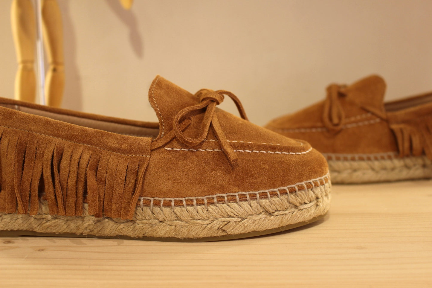 Mocassin thème indien en cuir velours marron à franges et semelles corde GAIMO