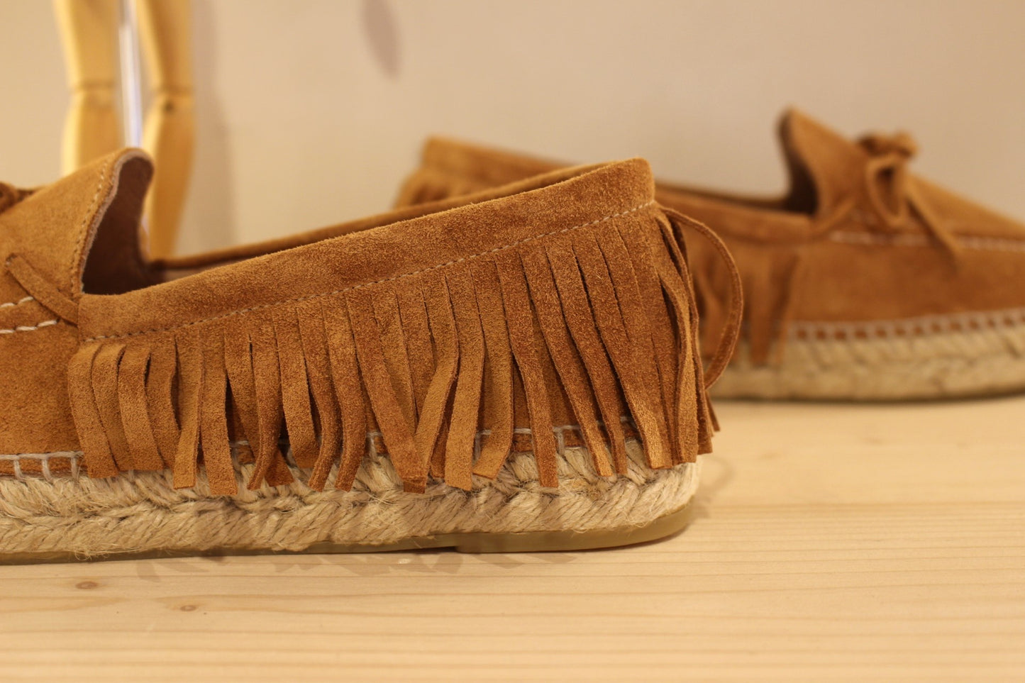 Mocassin thème indien en cuir velours marron à franges et semelles corde GAIMO